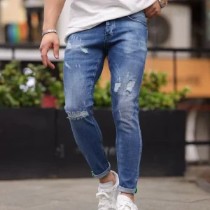 Jean slim bleu clair à genou déchiré