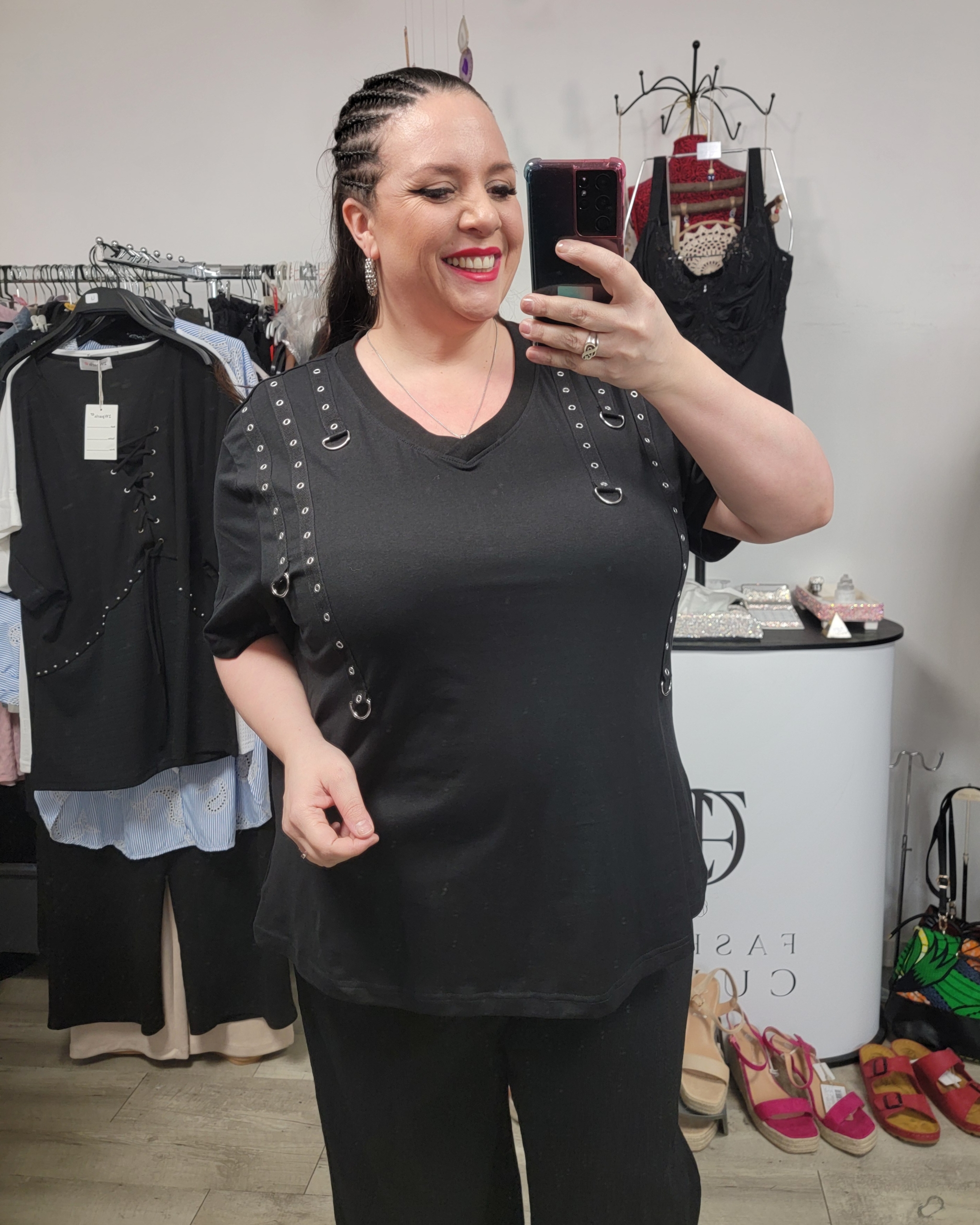 Tee-shirt col V long noir avec bandes à oeillets