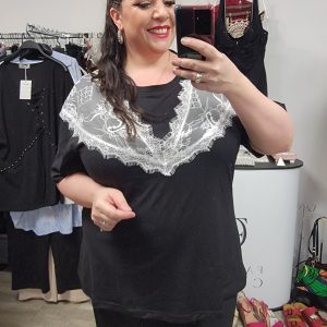 Tee-shirt long noir avec dentelle blanche