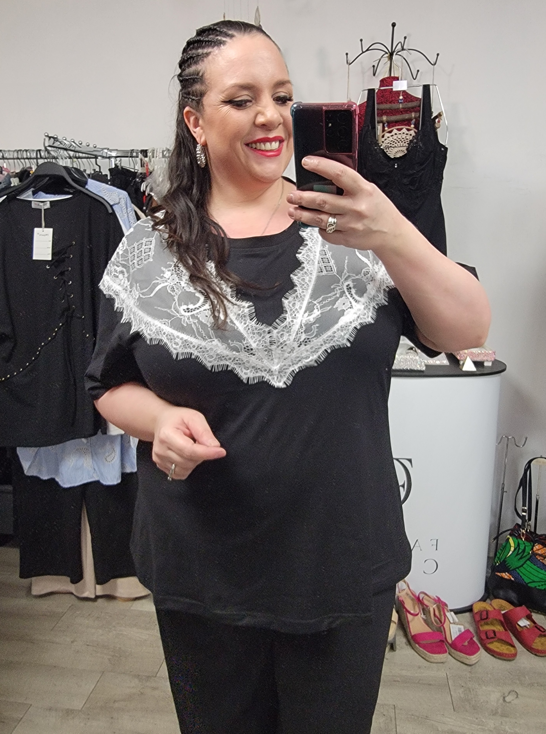 Tee-shirt long noir avec dentelle blanche