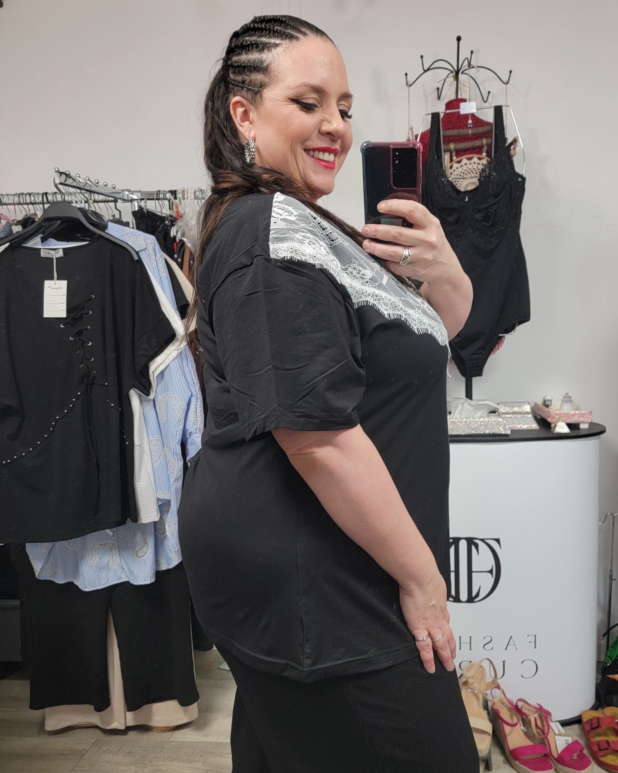 Tee-shirt long noir avec dentelle blanche – Image 2