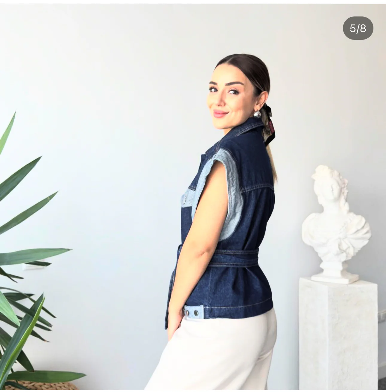 Veste sans manches en denim bicolore avec ceinture – Image 4