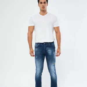 Jean slim bleu foncé délavé avec usures discrètes