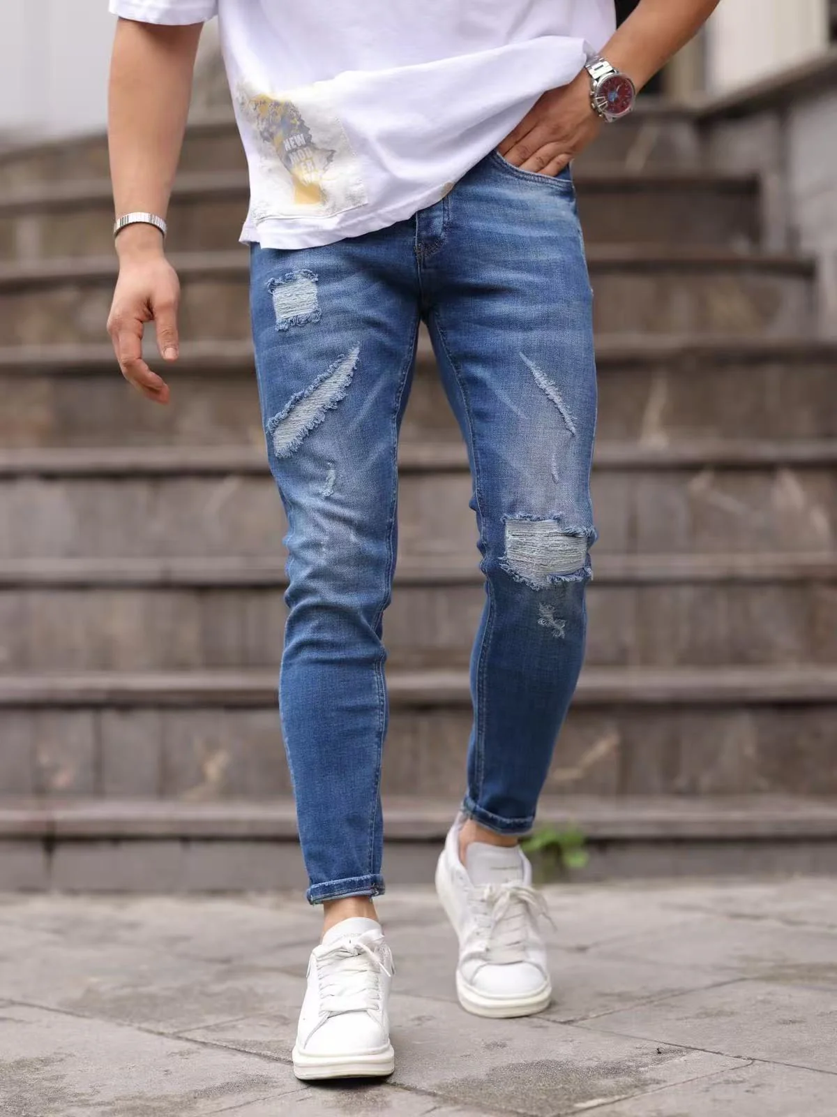 Jean slim bleu moyen– Style urbain contrasté