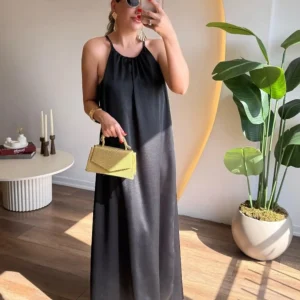 Robe Longue Noire Satinée – Élégance