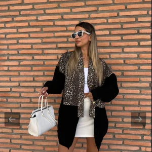 Cardigan noir avec empiècement imprimé léopard