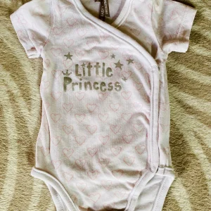 Body Bébé Fille Blanc avec Cœurs Roses et Écritures Argentées - Taille 1 mois (54 cm) - Orchestra