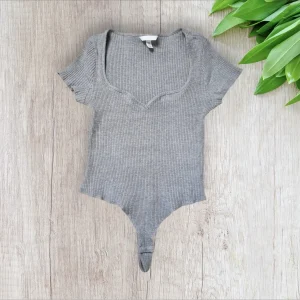 Body femme H&M XL – Noir ou gris rainuré | Col bateau cœur & manches courtes