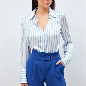 Chemise satinée blanche rayée bleu