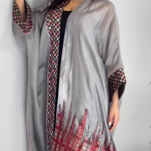 Abaya Moderne Grise avec Accents Urbains Rose