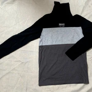Col Roulé Ado Garçon Noir et Gris avec Écriture Blanche, Taille 14 Ans - Marque In Extenso, Auchan