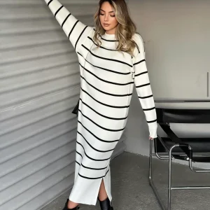 Robe blanche longue en maille à rayures