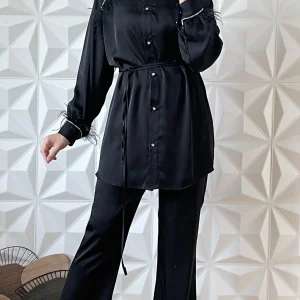 Ensemble en satin avec chemise ornementée à plumes et pantalon large - Noir