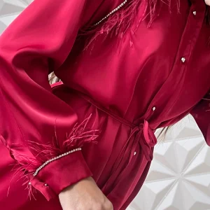 Ensemble en satin avec chemise ornementée à plumes et pantalon large - Rouge intense