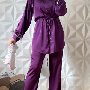 Ensemble en satin avec chemise ornementée à plumes et pantalon large - Violet intense