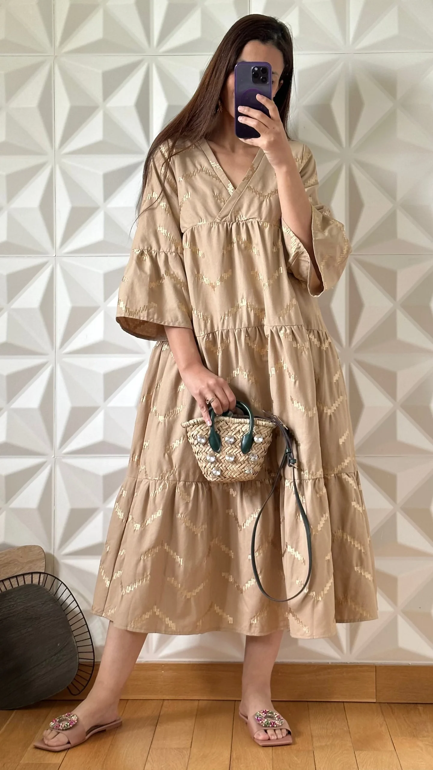 Robe mi-longue à manches volantée avec broderie en fil doré - Beige – Image 3