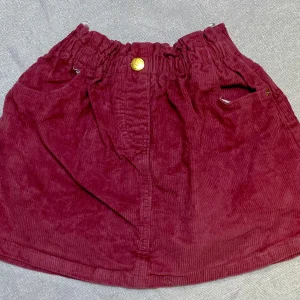 Jupe Velours Rainuré avec Bouton Fleur Doré - Fille 6 ans, C&A