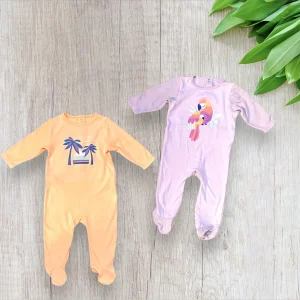 Lot 2 pyjamas bébé fille 6 mois–Très bon état–Motifs tropicaux–Coton doux–Palmiers & perroquet