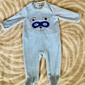 Pyjama Bébé Garçon 3 Mois - Polaire Bleu Clair avec Dessin Ours Masqué - La Boîte à Malice