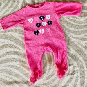 Pyjama Rose avec Motifs Cœur et Inscription "Have a Nice Good Day" - Taille 0 Mois - Tex