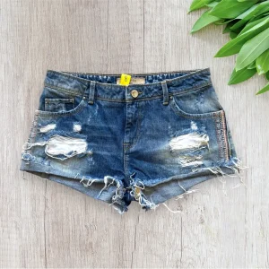 Short en Jean Usé avec Broderie Rose - Taille 36 - Bershka