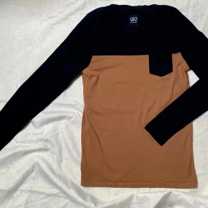 T-shirt Manche Longue Homme La Boutique Officielle - Taille S - Noir et Marron avec Poche