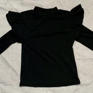 T-shirt Noir Rainuré avec Manches Longues et Volants - Fille 7 ans, Shein