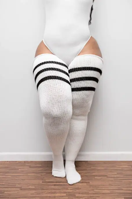 Chaussettes hautes grande taille blanches à rayures noires