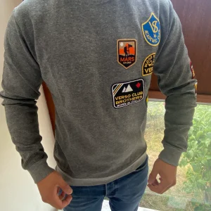 Sweat gris patch fashion homme stylé