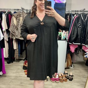 Robe noire décolleté anneau