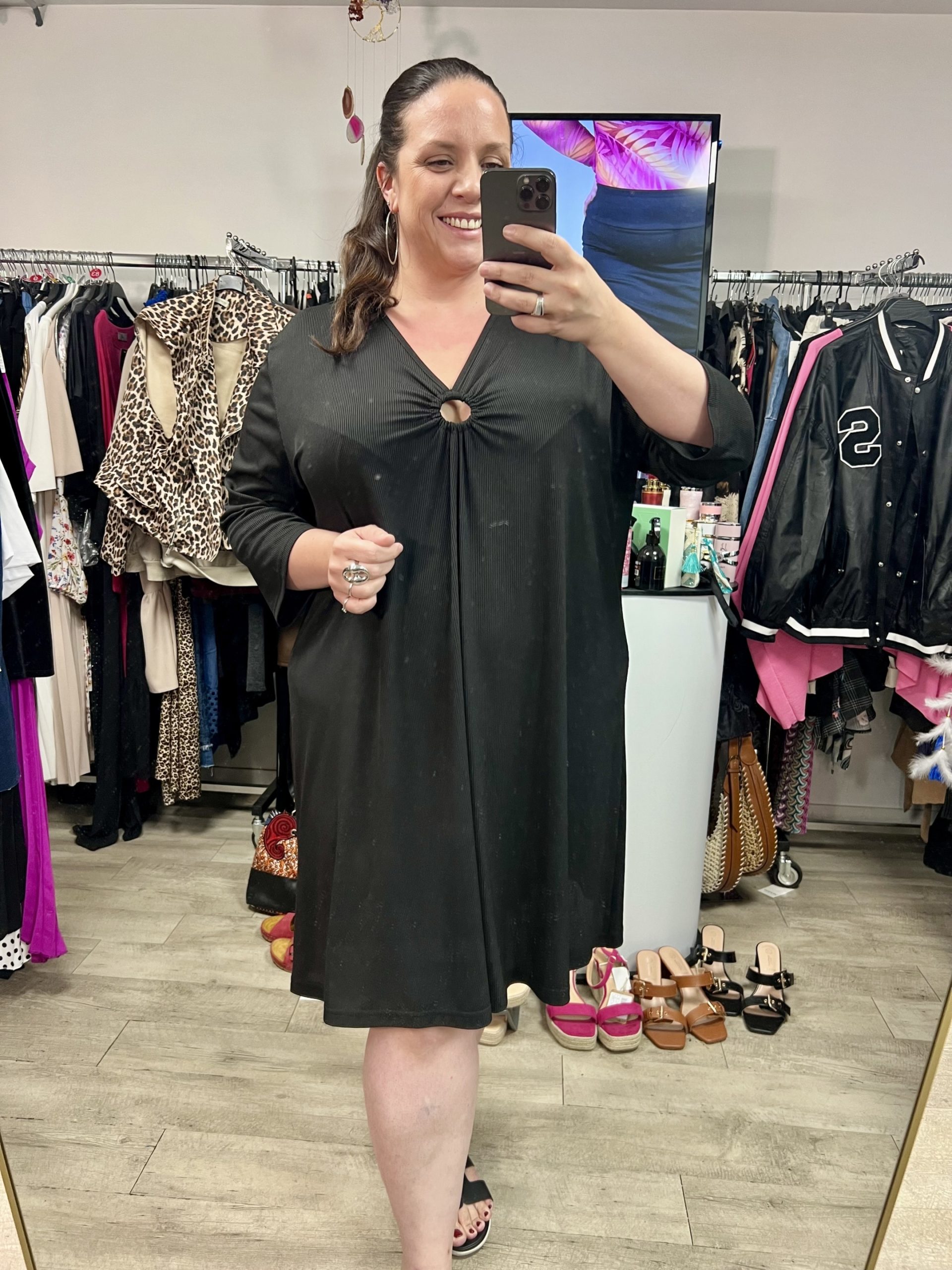 Robe noire décolleté anneau