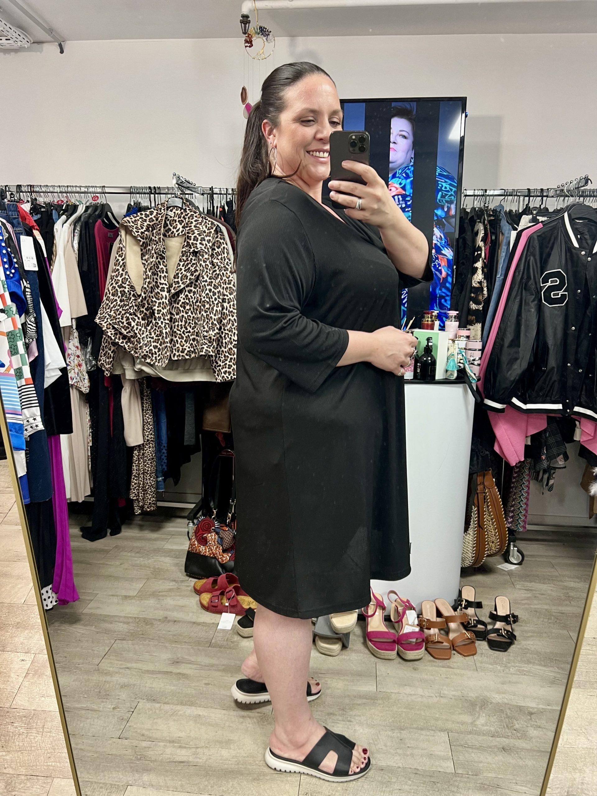 Robe noire décolleté anneau – Image 2