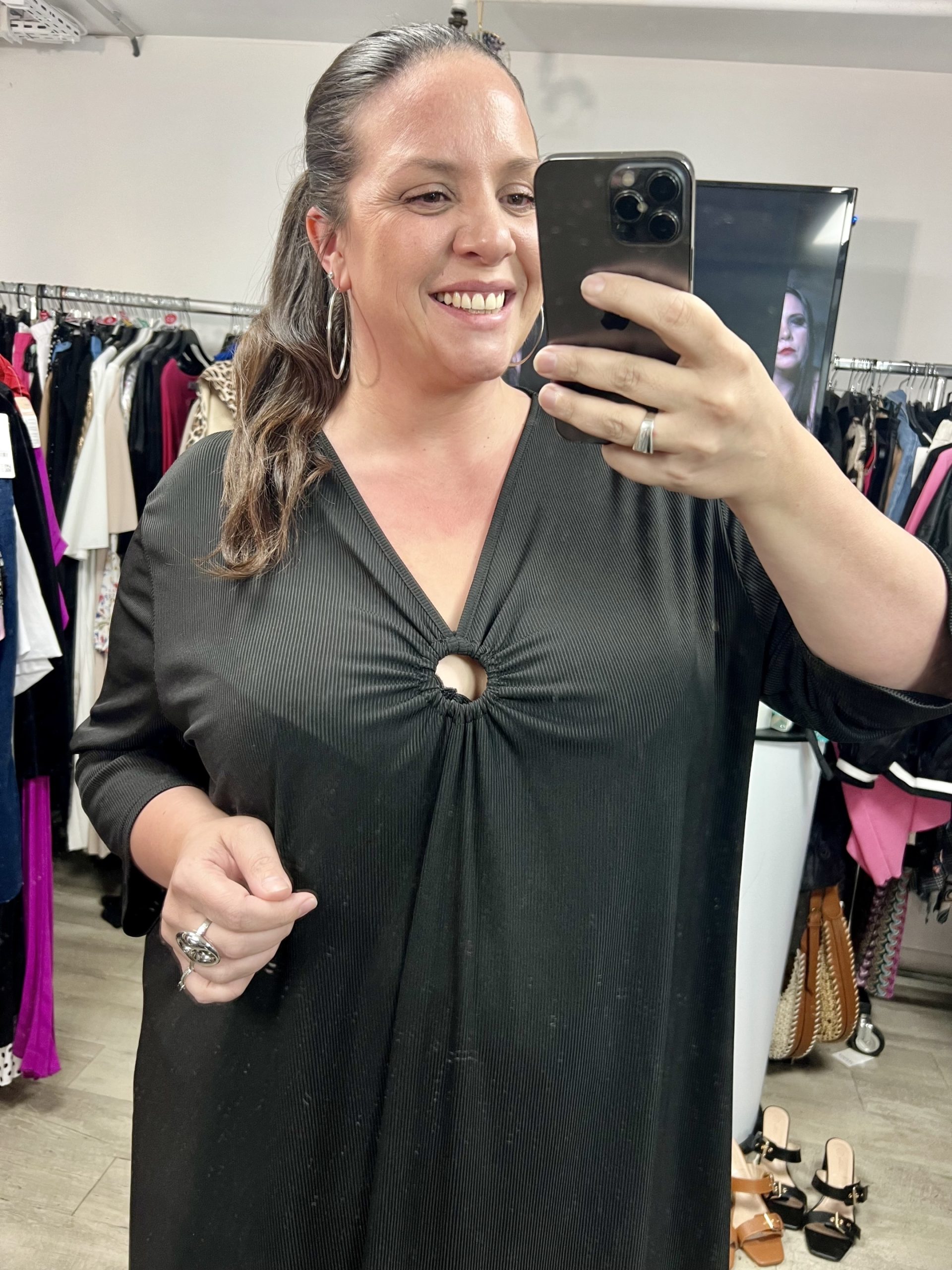 Robe noire décolleté anneau – Image 3