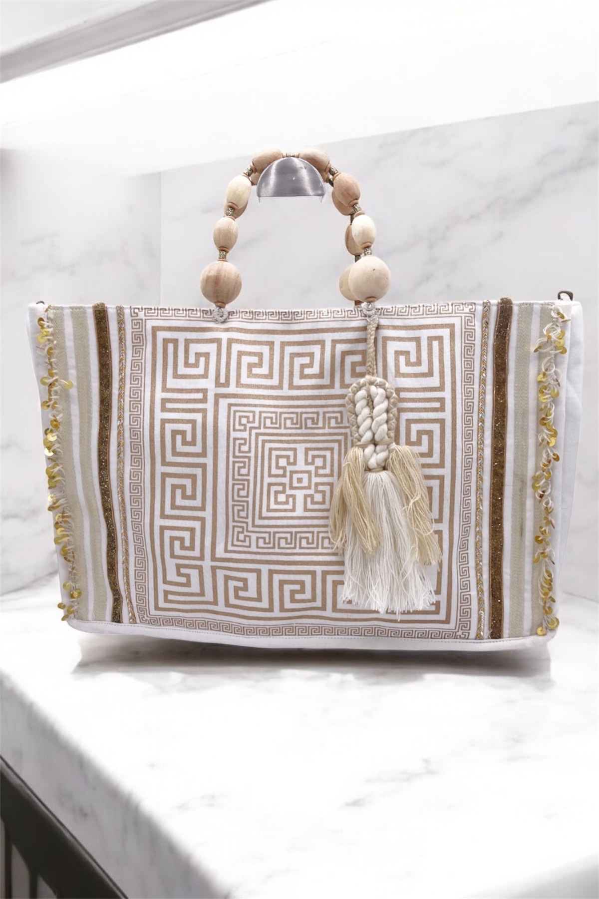 Sac à main beige doré avec pompon